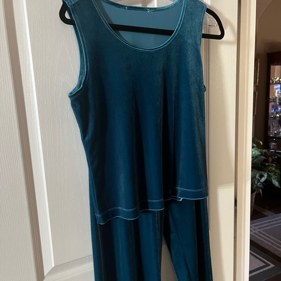 Drapers and Damon’s set of pants and sleeves less top in velour - Picture 2 of 6